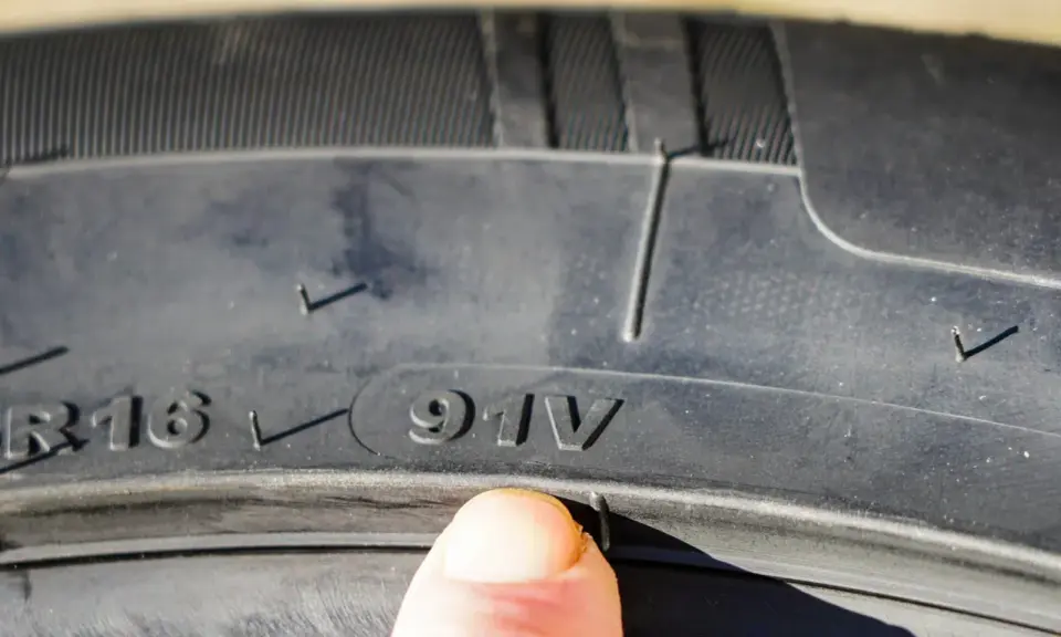 Dettaglio pneumatico con indice di velocità "V". Questo significa che posso montare pneumatici con indice di velocità superiore per una maggiore sicurezza.
