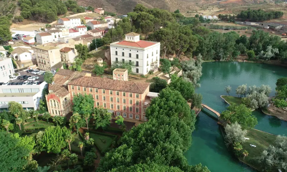 Guía Termas Pallarés: Hoteles, lago y bienestar. ¿Listo para el relax?