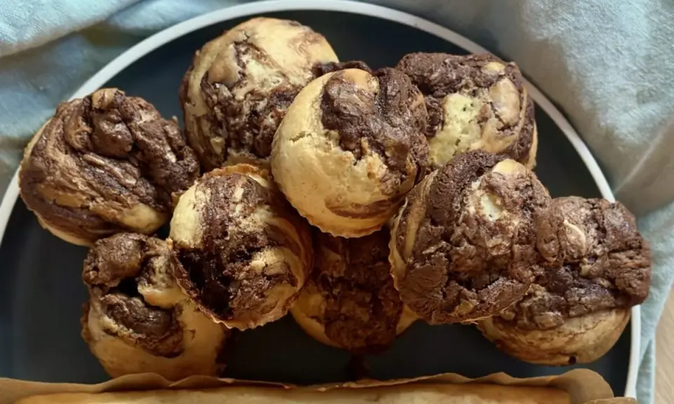 Ein Haufen leckerer Nutella Muffins mit Marmorierung auf einem Teller.