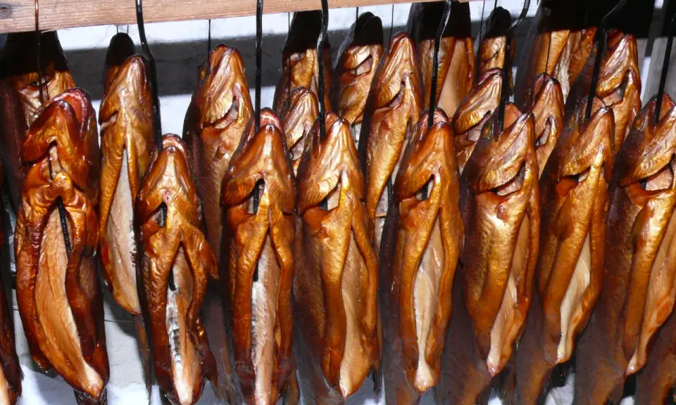 Jak długo wędzić pstrąga? Perfekcyjny smak krok po kroku