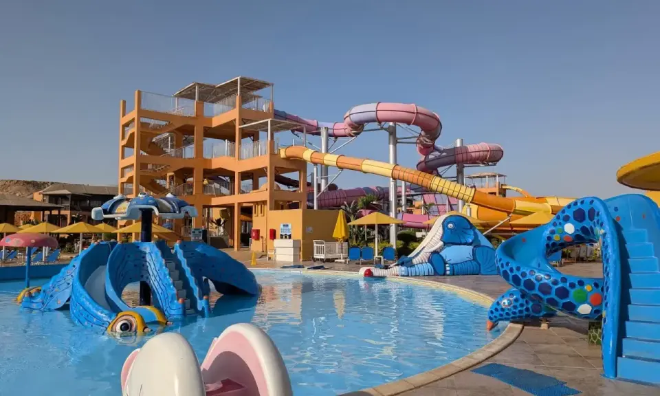 Kolorowy aquapark z licznymi zjeżdżalniami i basenami, idealne miejsce na wakacje z rodziną w Pickalbatros.