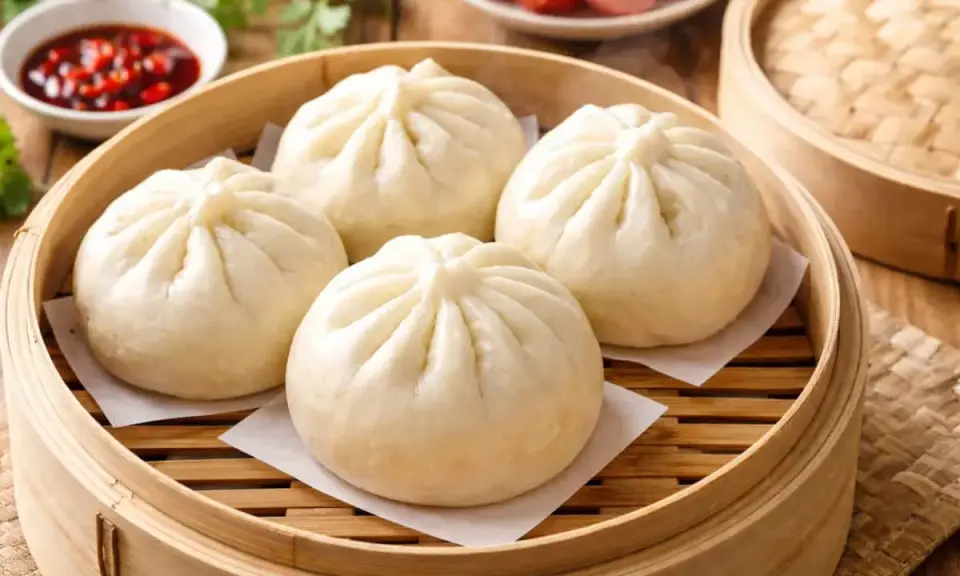 Färska, ångade bao buns i bambukorg. Perfekt för ett enkelt bao buns recept.