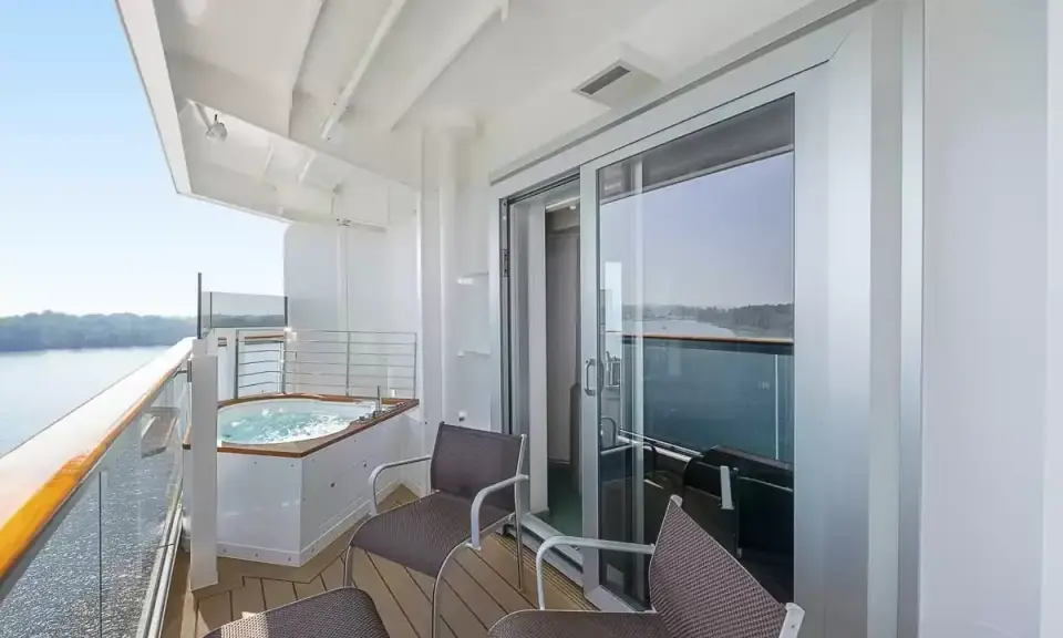 Balcone MSC con vasca idromassaggio e vista sul mare. Goditi il panorama dai ponti di questa nave.