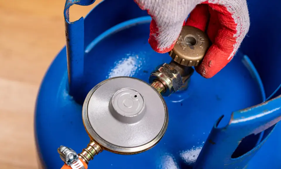Zawór LPG w aucie: Jak bezpiecznie zakręcić butlę krok po kroku?