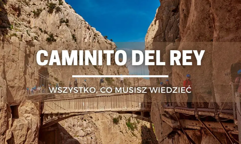 Caminito del Rey, ścieżka króla, wije się wśród skalnych wąwozów. Turyści w kaskach podziwiają widoki.