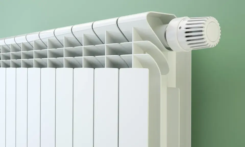 Radiateur blanc moderne avec thermostat. Question : peut on brancher 2 radiateurs sur la même ligne ?