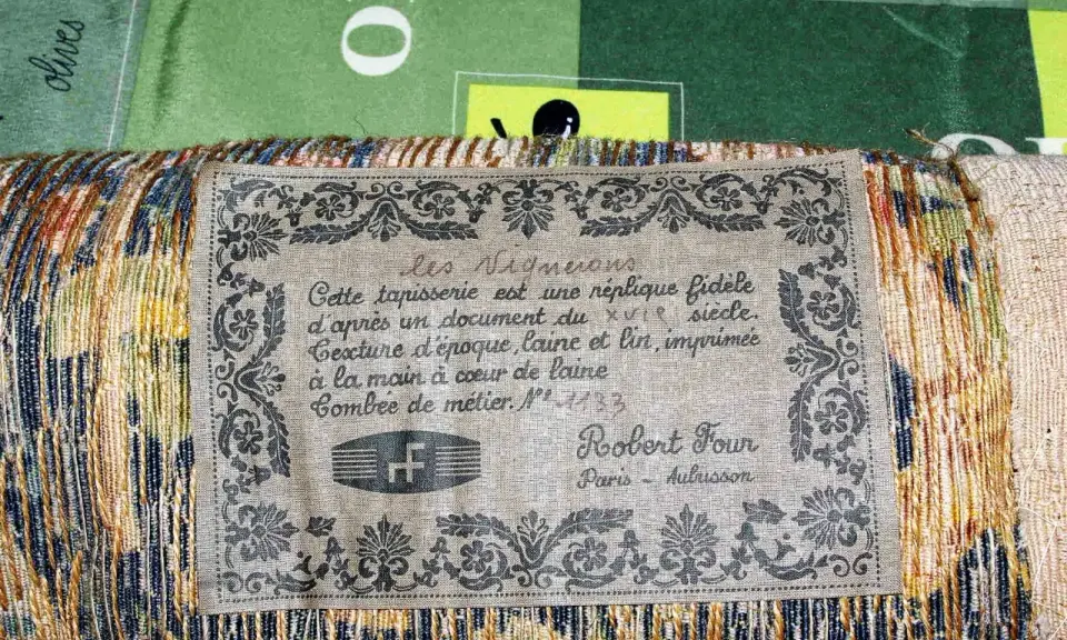 Étiquette de tapisserie "Les Vignerons" par Robert Four, Paris-Aubusson, réplique fidèle d'un document du XVIe siècle, tissée main.