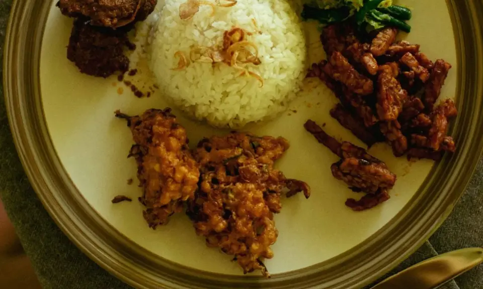 Pyszne danie z ryżem, tempeh, mięsem i warzywami. Idealne ceny na Bali dla smakoszy.