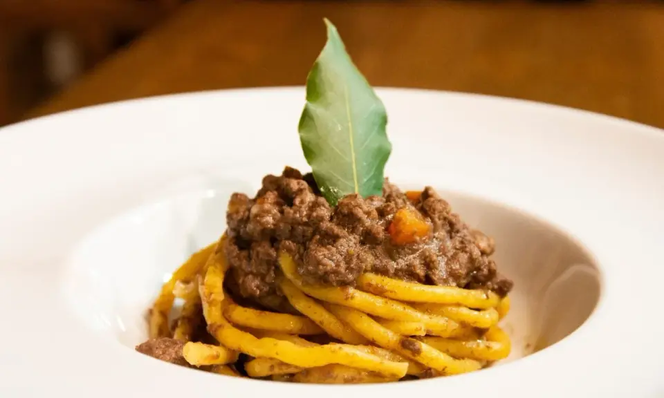 Pasta con ragù di carne, un classico da provare se ti chiedi cosa mangiare a Vicenza.