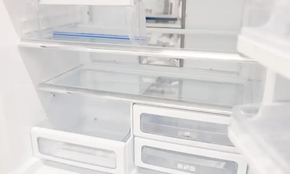 Puste półki i szuflady lodówki No Frost. Zastanawiasz się, ile trwa rozmrażanie lodówki no frost? Zazwyczaj nie wymaga ono długiego czekania.