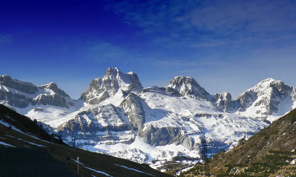 Majestuosas cumbres nevadas en Candanchú, un paisaje de verano que invita a la aventura.