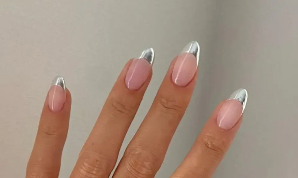 Eleganckie paznokcie french migdałki z metalicznym akcentem.