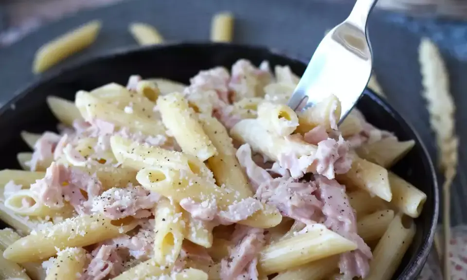 Pasta panna e prosciutto: ricetta cremosa, veloce e infallibile