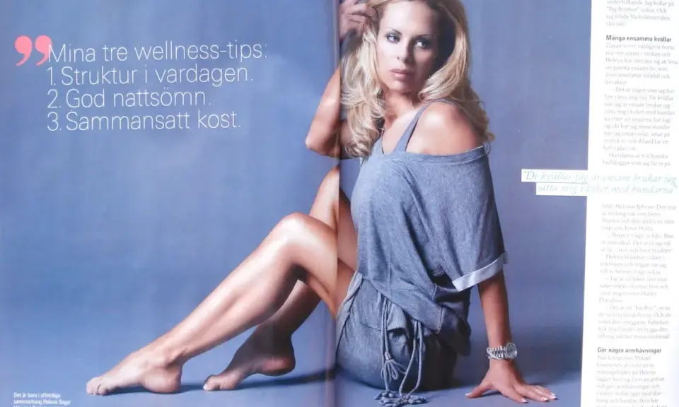 Helena Seger ung, med blont hår och grå klänning, sitter på golvet. Hon ger tre wellness-tips: struktur, sömn och kost.