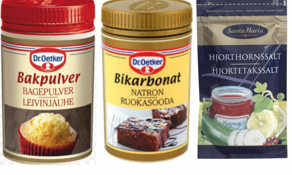 Dr. Oetker bakpulver och bikarbonat, perfekt för bakning. Bredvid en påse hjorthornssalt från Santa Maria.