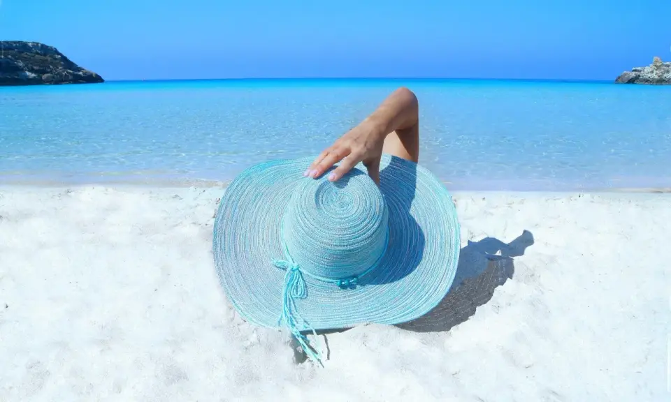 Idealne wakacje w październiku gdzie najlepiej? Na rajskiej plaży z turkusową wodą i białym piaskiem, pod błękitnym niebem.