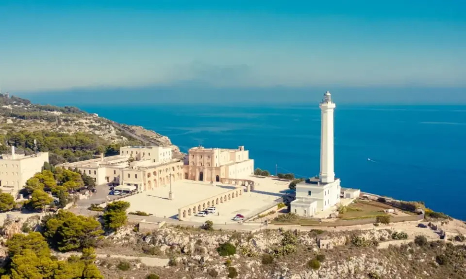 Il Santuario di Santa Maria di Leuca e il suo faro dominano la costa rocciosa. Un luogo imperdibile per scoprire cosa vedere a Leuca, con il blu del mare a fare da cornice.