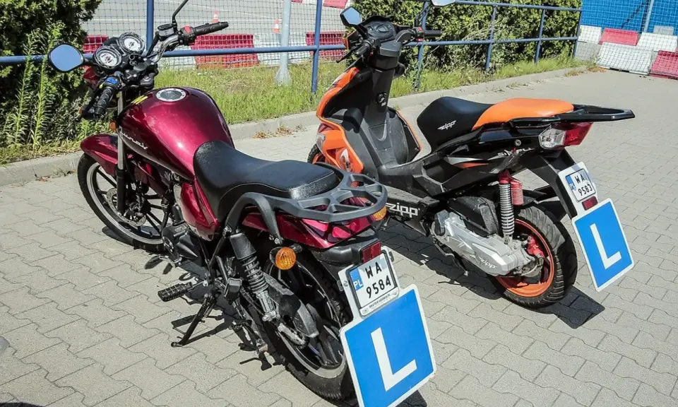 Dwa motorowery z tabliczkami "L" sugerują, że to nauka jazdy. Karta motorowerowa od ilu lat? Od 14.