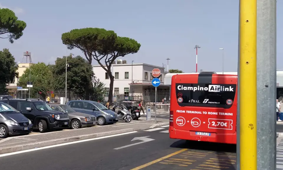 Czerwony autobus Ciampino Airlink na lotnisku Rzym Ciampino, gotowy do podróży na Termini.