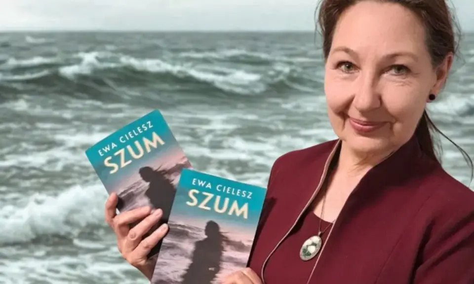 Ewa Cielesz prezentuje swoje książki "Szum" na tle wzburzonego morza.