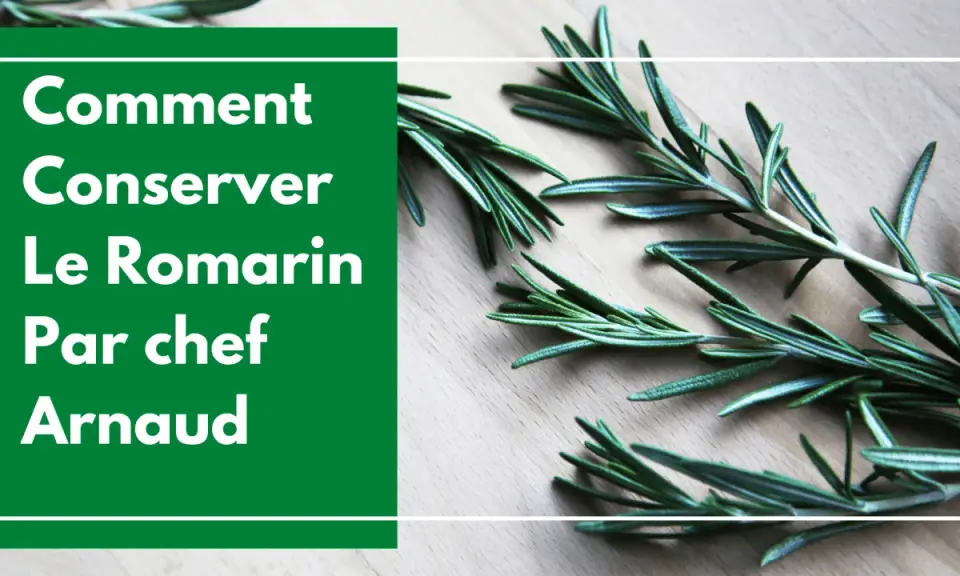 Comment conserver le romarin : des brins frais sur fond de bois, avec des conseils du chef Arnaud.
