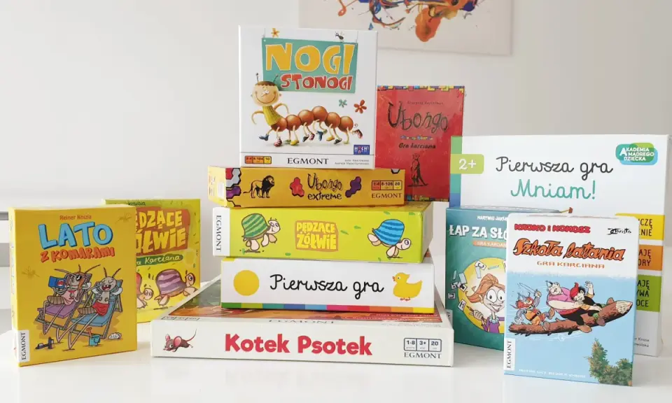 Stos gier planszowych dla dzieci: "Nogi Stonogi", "Ubongo", "Lato z Komarami", "Pędzące Żółwie", "Pierwsza gra Mniam!", "Kotek Psotek". To świetna zabawa i nauka, co to jest gra!