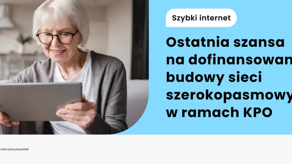 Uśmiechnięta starsza pani z tabletem. Szybki internet i ostatnia szansa na dofinansowanie budowy sieci szerokopasmowych w ramach KPO.