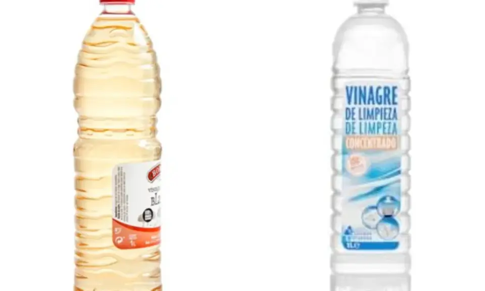 Dos botellas de vinagre de limpieza para la ropa. Una es transparente y la otra tiene un líquido amarillento.