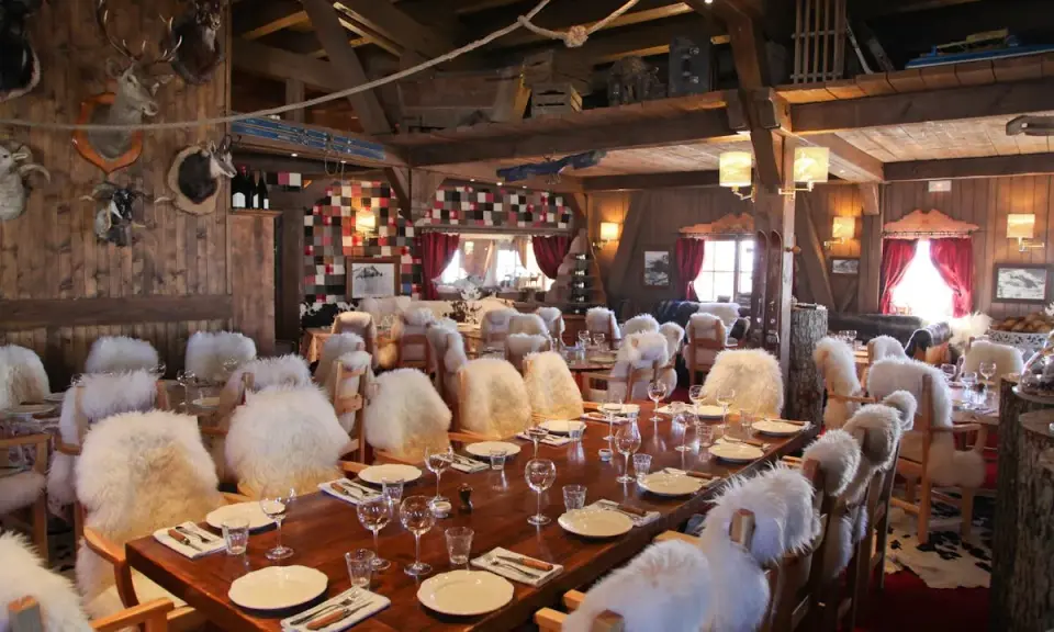 Ambiance chaleureuse dans ces restaurants des Hautes-Alpes, avec des peaux de mouton sur les chaises et des trophées de chasse aux murs.