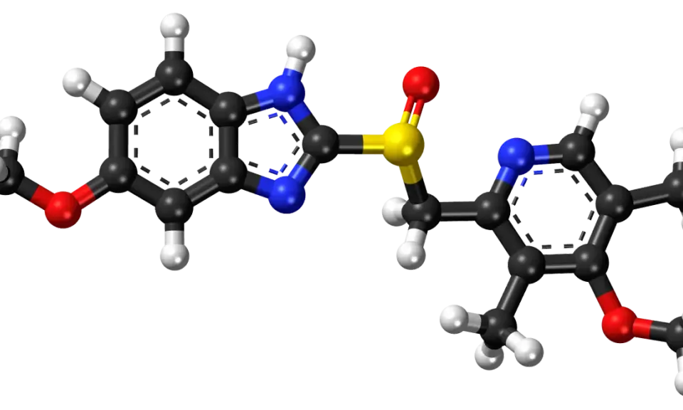 Model cząsteczki leku mesopral 40 mg. Atom węgla, wodoru, azotu, tlenu i siarki.