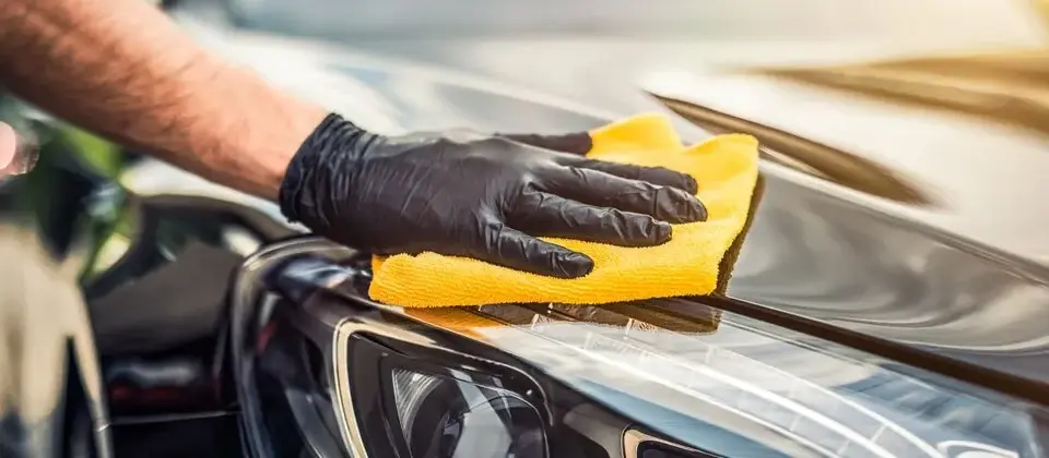 Jak polerować auto? Przewodnik do idealnego lakieru krok po kroku