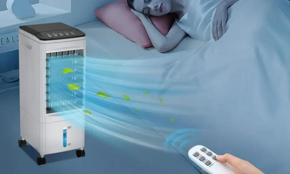 Un système split sans évacuation rafraîchit une chambre où une femme dort paisiblement. Une télécommande est visible.