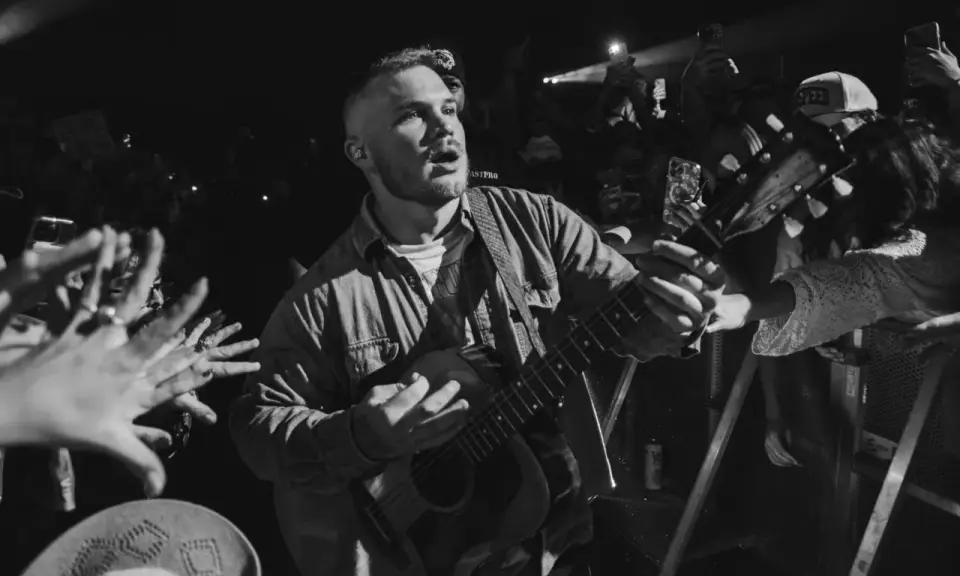 Zach Bryan spelade gitarr för en entusiastisk publik i Sverige. Händerna sträcktes ut mot honom från folkmassan.