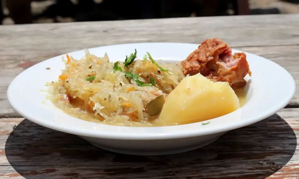 Danie z restauracji Bacówka: ziemniaki, kapusta kiszona z marchewką i kawałek mięsa. Pyszne, tradycyjne danie z menu.