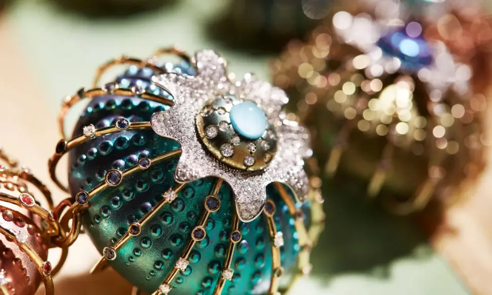 Gioiello prezioso, un uovo decorato con diamanti e zaffiri, che evoca la storia del chantecler gallo.
