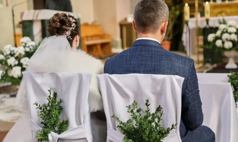 Para młoda w kościele. Czy mając ślub cywilny można przyjmować komunię św.? Pytanie nurtuje wiele par.