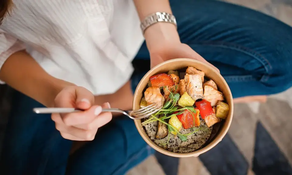 Gesunde Mahlzeit: Lachs mit Quinoa und Gemüse. Perfekt, wenn du fragst: was kann ich essen ohne zuzunehmen.