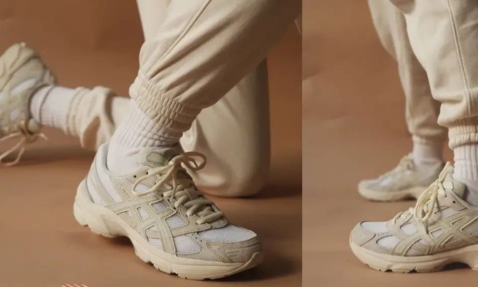 Beige Sneaker kombinieren: Ein lässiger Look mit cremefarbenen Jogginghosen und weißen Socken.