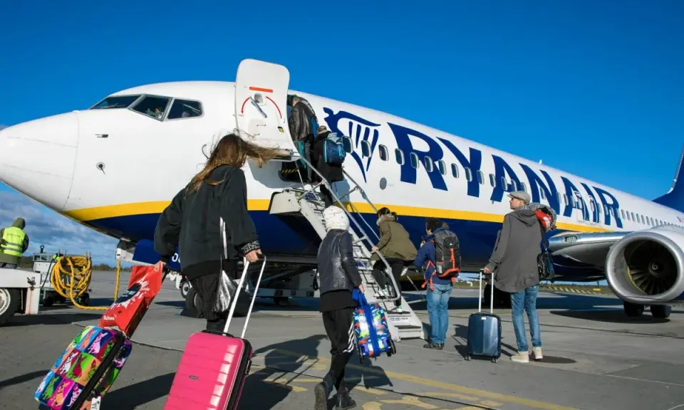 Ludzie wsiadają do samolotu Ryanair z bagażami. Zastanawiasz się, czy można zwrócić bilety Ryanair?