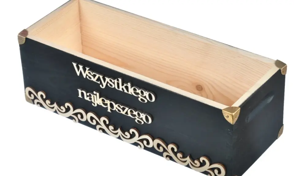Drewniana skrzynka na 60 urodziny, ozdobiona napisem "Wszystkiego najlepszego" i ornamentami. Idealna na prezent.