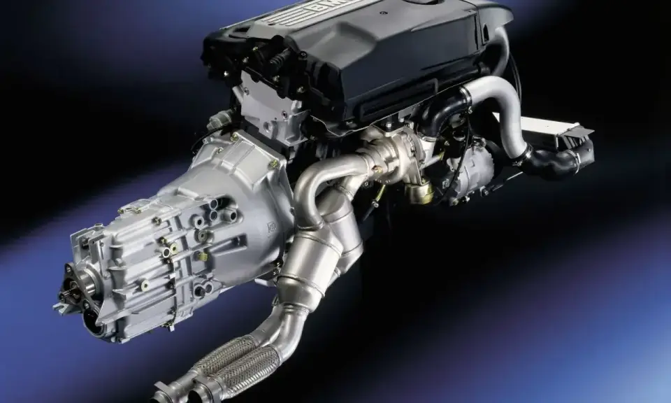 Silnik BMW M57 z turbosprężarką i skrzynią biegów, gotowy do montażu.