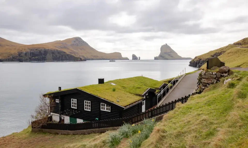 Casa con tetto d'erba sulle isole Faroe, dove si trovano paesaggi mozzafiato e natura selvaggia.