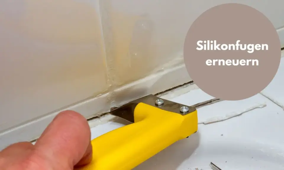 Mit einem gelben Werkzeug werden alte Silikonreste entfernt, um die Fugen zu erneuern.