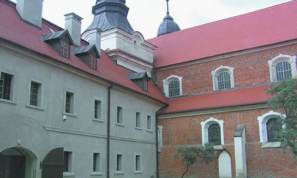 Spokojny pobyt w klasztorze dla świeckich. Architektura z czerwonej cegły i jasnego tynku, czerwone dachy, kopuły i okna.