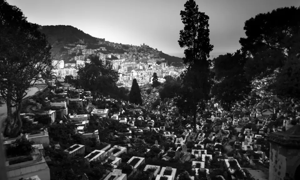 Vue d'un cimetière en pente, avec la ville d'Alger en arrière-plan. L'expression de Bab El Oued se lit dans cette vue mélancolique.