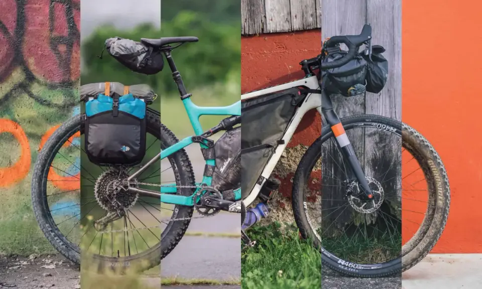 Dwa rowery gotowe do bike packingu, jeden z sakwami na bagażniku, drugi z torbą w ramie i na kierownicy, na tle kolorowych ścian.