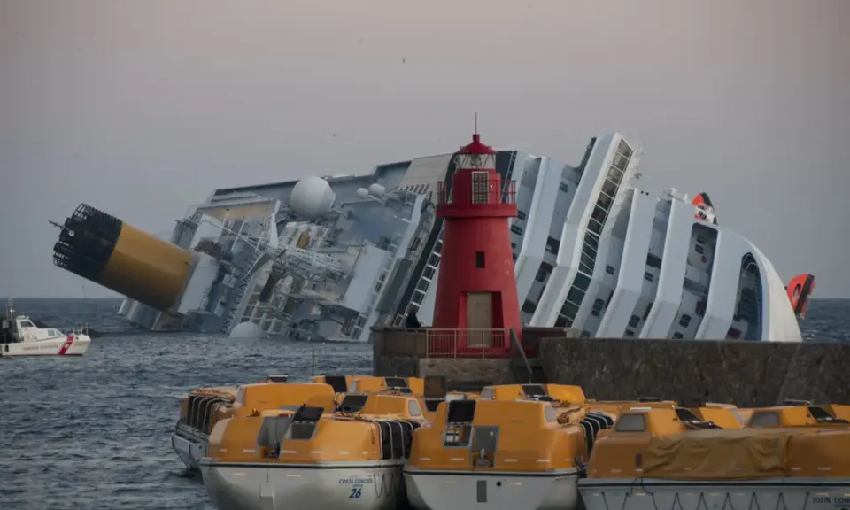 Épaves du Costa Concordia, symbole tragique de la mer. Des canots de sauvetage orange attendent, rappelant le naufrage et ses morts.