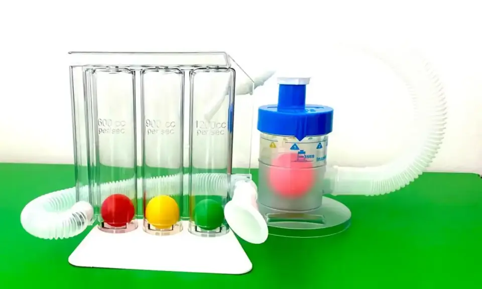 A breathing trainer with three chambers and colored balls for measuring lung capacity, and a separate device with a pink ball for **atmen gegen widerstand**.