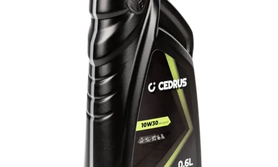 Czarna butelka oleju silnikowego Cedrus 10W30 0,6L.