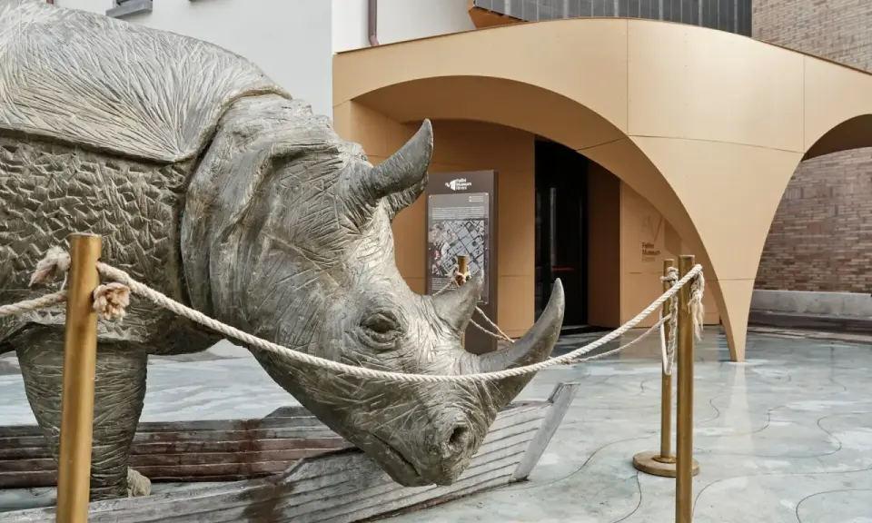 Scultura di rinoceronte in una barca, davanti al Fellini Museum di Rimini.
